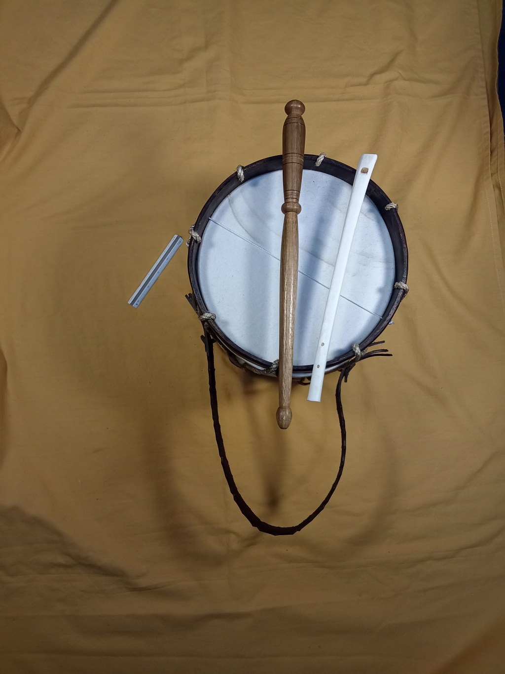 Flauta de tres agujeros de&nbsp;hueso